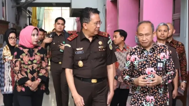 Kajati Jatim, Dr Kuntadi, S.H., M.H. mengunjung korban reruntuhan di RS Notopuro Sidoarjo