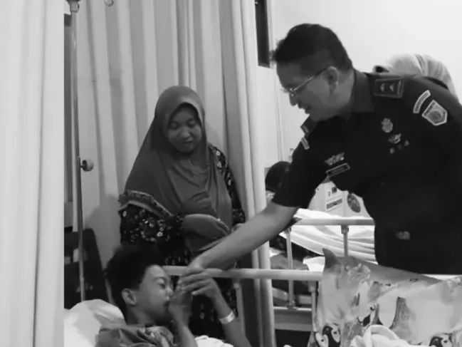 Kajati Jatim, Dr Kuntadi, S.H., M.H. mengunjung korban reruntuhan di RS Notopuro Sidoarjo