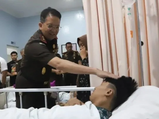 Kajati Jatim, Dr Kuntadi, S.H., M.H. mengunjung korban reruntuhan di RS Notopuro Sidoarjo