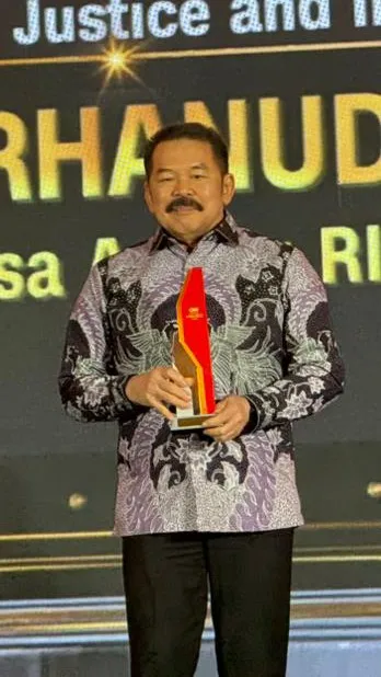 Jaksa Agung ST Burhanuddin Raih Penghargaan CNN Indonesia Awards 2025 `Outstanding Leadership in Advancing Justice and Integrity`