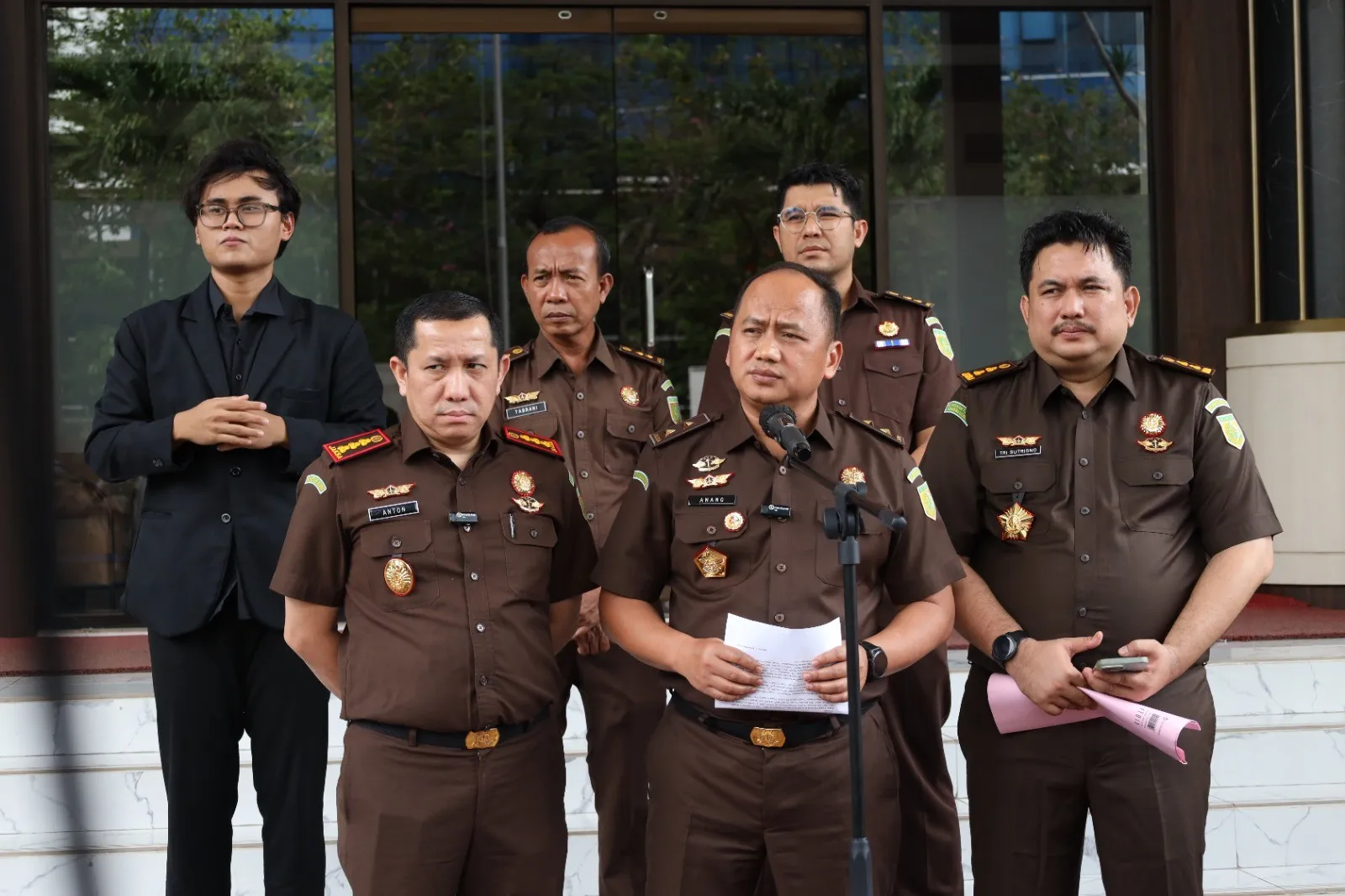 Kapuspenkum Kejagung, Anang Supriatna, S.H., M.H., bersama jajaran saat memberikan keterangan pers usai pelaksanaan Tahap II Perkara Digitalisasi Pendidikan di Kejari Jakarta Pusat, Senin, 10 November 2025