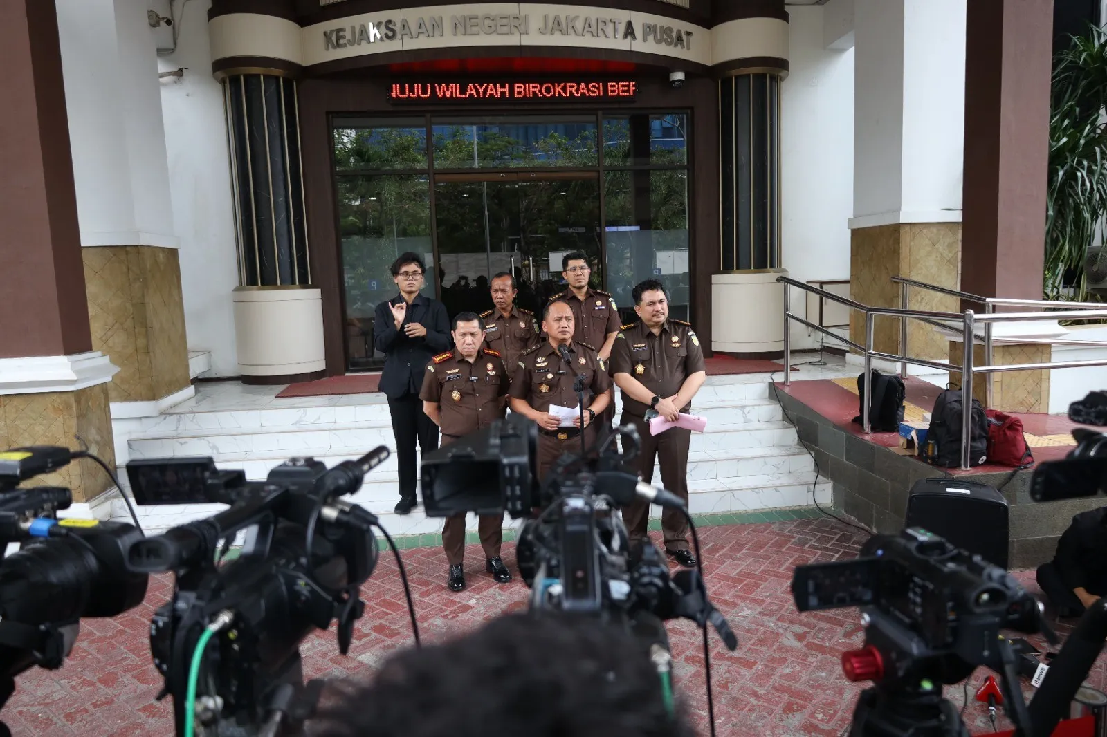 Kapuspenkum Kejagung, Anang Supriatna, S.H., M.H., bersama jajaran saat memberikan keterangan pers usai pelaksanaan Tahap II Perkara Digitalisasi Pendidikan di Kejari Jakarta Pusat, Senin, 10 November 2025