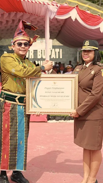 Kejari Tanah Bumbu mendapat penghargaan dari Bupati atas penyelamatan asep Pemkab