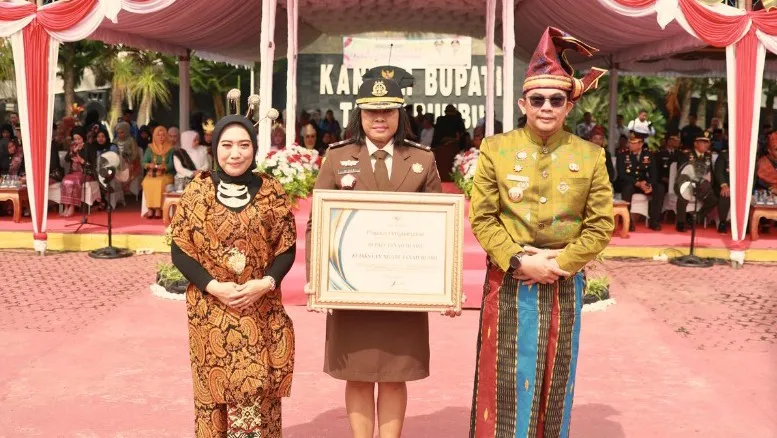 Kejari Tanah Bumbu mendapat penghargaan dari Bupati atas penyelamatan asep Pemkab