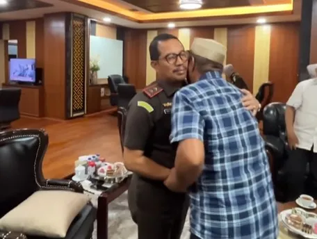 Kajati Sulsel Dr Didik Farkhan menggelar pertemuan dengan dua guru di Luwu Utara yang terancam PDTH karena membantu donasi guru honorer yang tak digaji 10 bulan