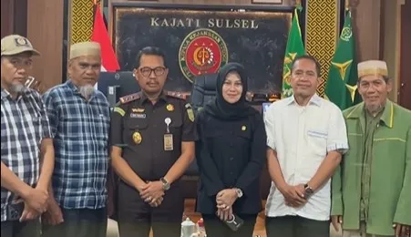 Kajati Sulsel Dr Didik Farkhan menggelar pertemuan dengan dua guru di Luwu Utara yang terancam PDTH karena membantu donasi guru honorer yang tak digaji 10 bulan