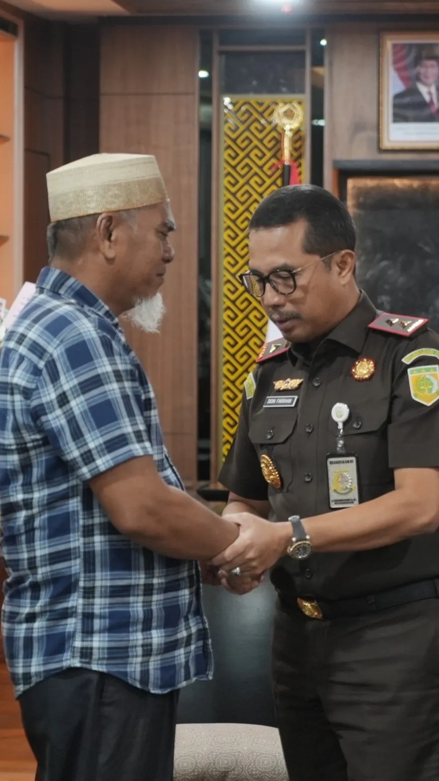 Kajati Sulsel Dr Didik Farkhan menggelar pertemuan dengan dua guru di Luwu Utara yang terancam PDTH karena membantu donasi guru honorer yang tak digaji 10 bulan