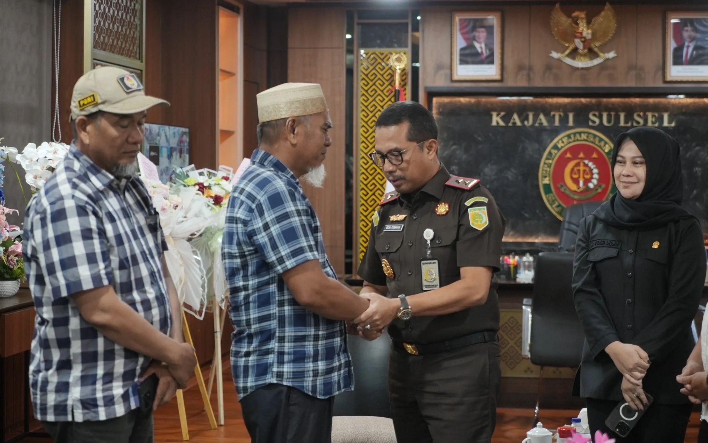 Kajati Sulsel Dr Didik Farkhan menggelar pertemuan dengan dua guru di Luwu Utara yang terancam PDTH karena membantu donasi guru honorer yang tak digaji 10 bulan
