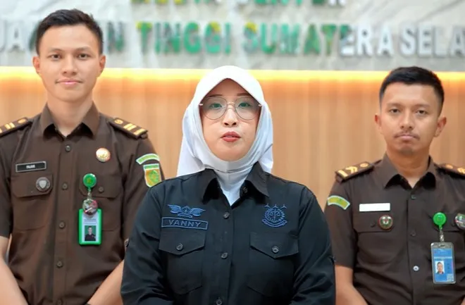 Penyidik Kejati Sumsel laksanakan tahap II perkara jaksa gadungan ke JPU Kejari OKI pada Rabu, 12 November 2025