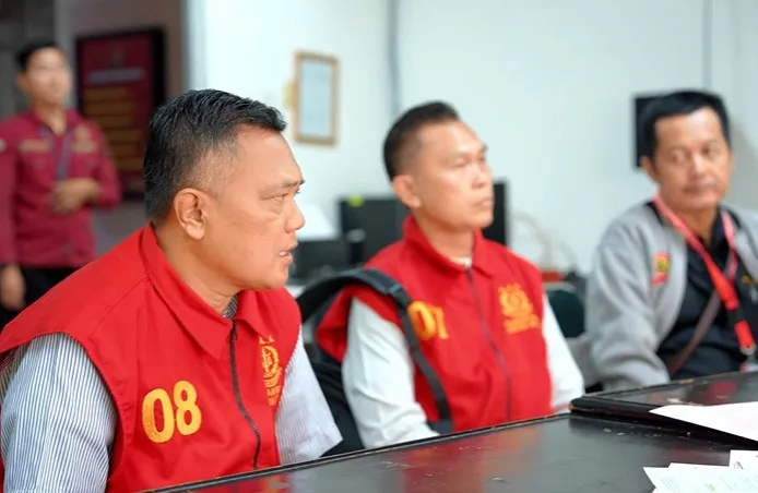 Dijerat Pasal Korupsi, Kejati Sumsel Serahkan Tersangka `Jaksa Gadungan` dan Barang Bukti ke JPU Kejari OKI