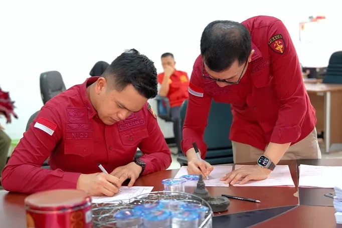 Penyidik Kejati Sumsel laksanakan tahap II perkara jaksa gadungan ke JPU Kejari OKI pada Rabu, 12 November 2025