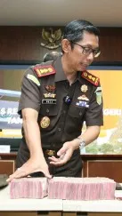 Uang yang ditemukan dari tersangka jaksa gadungan TRM