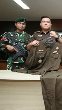 PDH yang dikenakan Tersangka TRM saat beraksi sebagai jaksa gadungan