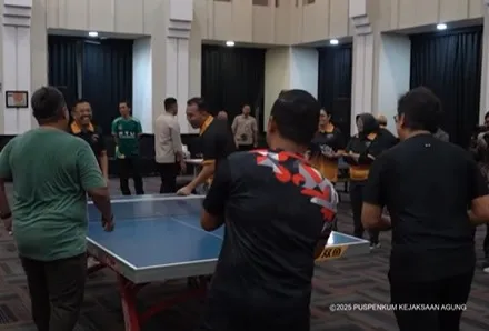 PLt Wakil Jaksa Agung Asep N Mulyana dan JAM-INtel Reda Manthovani saat mengikuti pertandingan persahabatan tenis meja