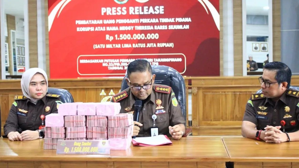 Kejari Tanjungpinang Serahkan Uang Pengganti Rp 1,5 Miliar dalam Perkara Korupsi Pembangunan Studio LPP TVRI Kepri