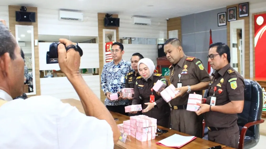 Kejari Tanjungpinang Serahkan Uang Pengganti Rp 1,5 Miliar dalam Perkara Korupsi Pembangunan Studio LPP TVRI Kepri