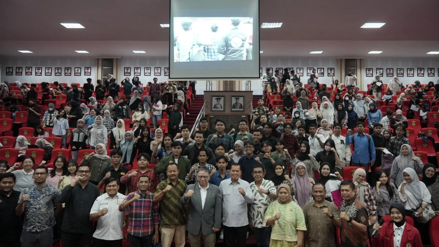 JAM-Datun, Prof (HC) DR. R. Narendra Jatna, S.H., LL.M memberikan kuliah umum di FH Unhas