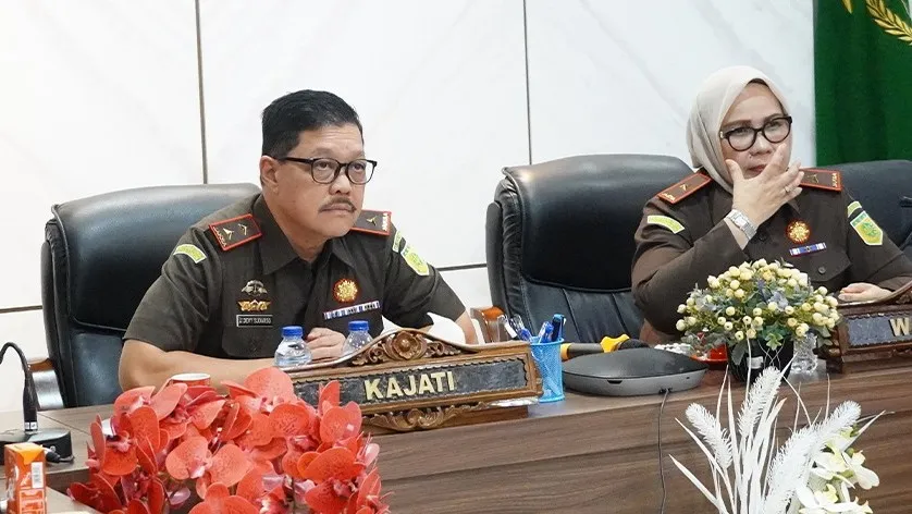 Kajati Kepri didampingi Wakajati saat mengikuti ekspose penghentian penuntutan melalui mekanisme restorative justice secara virtual pada Senin, 17 November 2025