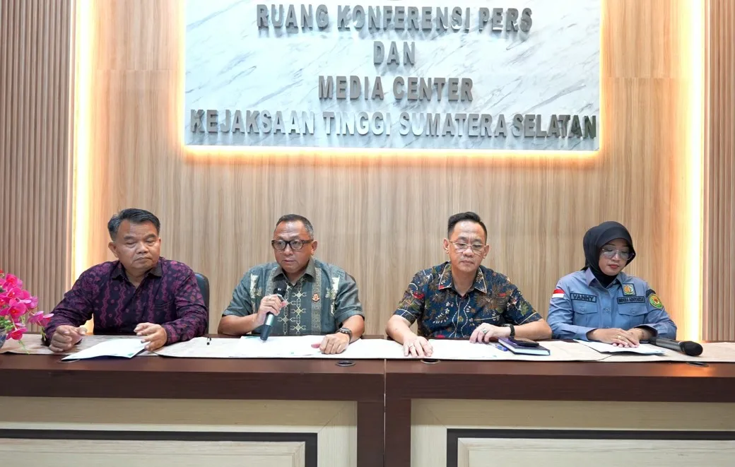 Kajati Sumsel Dr Ketut Sumedana bersama jajaran saat konferensi pers penatapan tersangka perkara dugaan korupsi KUR Mikro fiktif