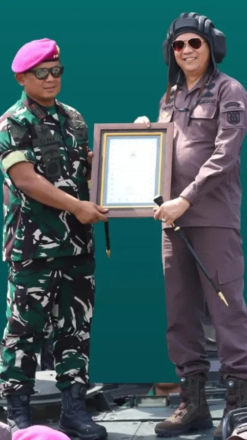 Kajati Jatim Terima Brevet Kehormatan Kavaleri Korps Marinir dari Danpasmar 2 Surabaya