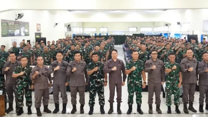 Kajati Jatim Terima Brevet Kehormatan Kavaleri Korps Marinir dari Danpasmar 2 Surabaya