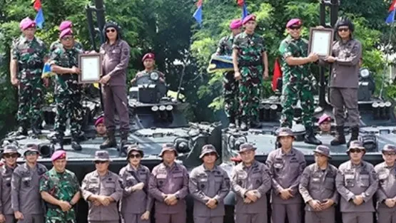 Kajati Jatim Terima Brevet Kehormatan Kavaleri Korps Marinir dari Danpasmar 2 Surabaya