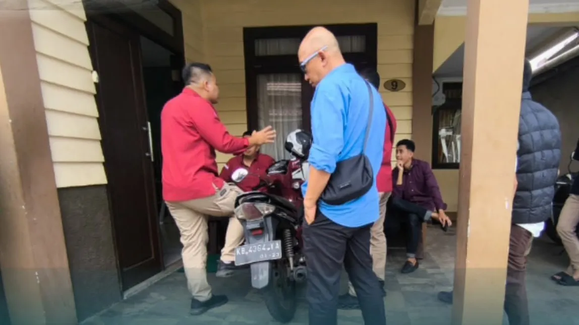 Penyidik Pidsus Kejati Kalbar melakukan penggeledahan di rumah tersangka MR