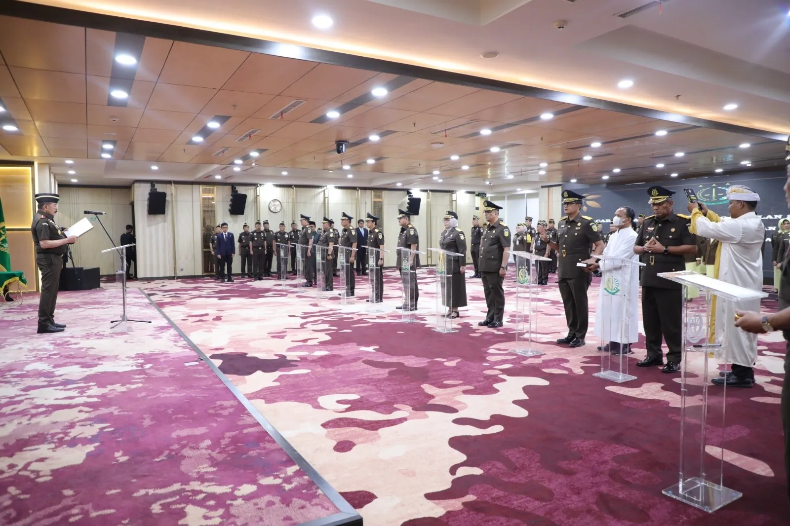 Jaksa Agung melantik Kepala BPA Kejaksaan RI, Kajati, serta Pejabat Eselon II di lingkungan Kejagung