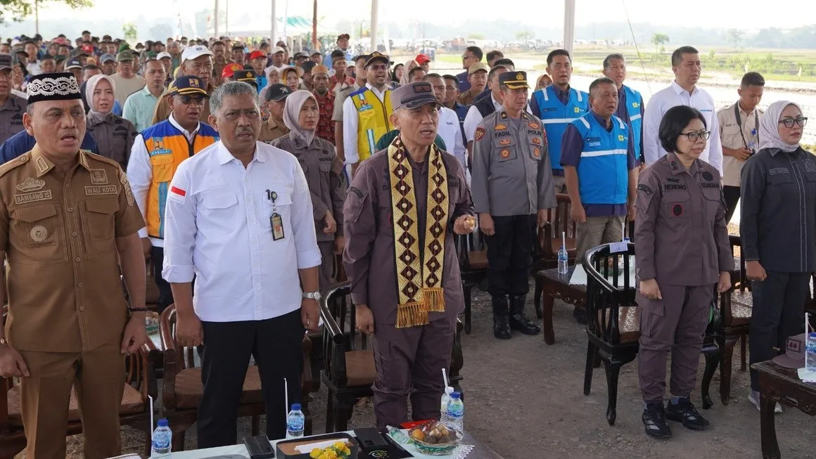 Dukung Swasembada Pangan, Kajati Lampung Tanam Padi di Areal Seluas 130 Ha Bersama Petani Mitra Adhyaksa Kejari Metro