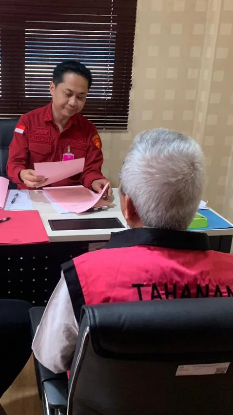 Kejagung Serahkan 8 Tersangka dan Barang Bukti Perkara Minyak Mentah PT Pertamina ke JPU Kejari Jakpus