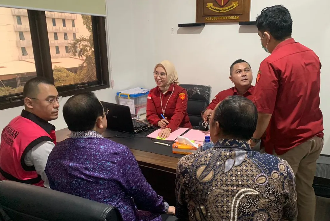 Kejagung Serahkan 8 Tersangka dan Barang Bukti Perkara Minyak Mentah PT Pertamina ke JPU Kejari Jakpus