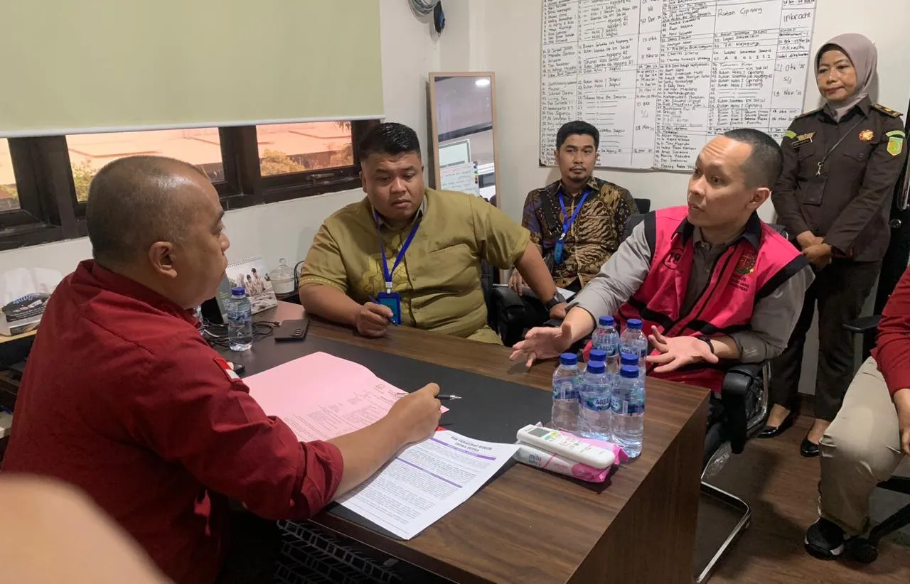 Kejagung Serahkan 8 Tersangka dan Barang Bukti Perkara Minyak Mentah PT Pertamina ke JPU Kejari Jakpus