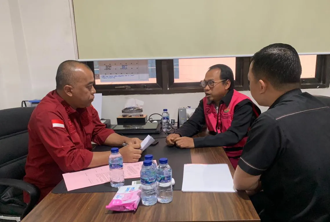 Kejagung Serahkan 8 Tersangka dan Barang Bukti Perkara Minyak Mentah PT Pertamina ke JPU Kejari Jakpus