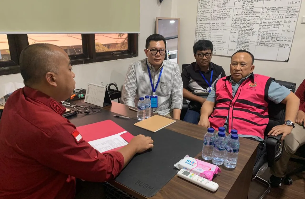 Kejagung Serahkan 8 Tersangka dan Barang Bukti Perkara Minyak Mentah PT Pertamina ke JPU Kejari Jakpus