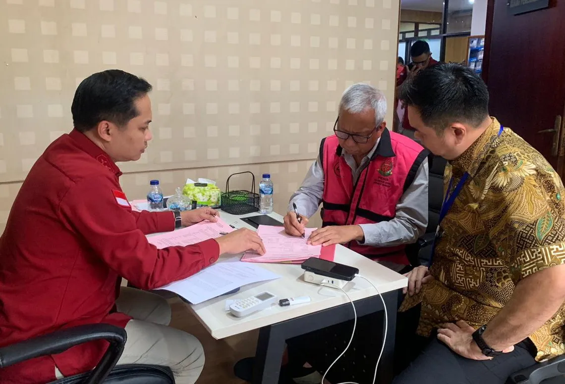 Kejagung Serahkan 8 Tersangka dan Barang Bukti Perkara Minyak Mentah PT Pertamina ke JPU Kejari Jakpus