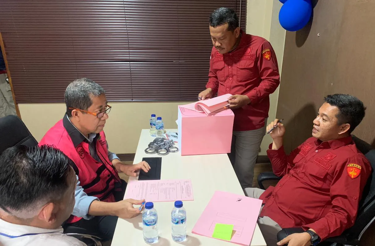 Kejagung Serahkan 8 Tersangka dan Barang Bukti Perkara Minyak Mentah PT Pertamina ke JPU Kejari Jakpus