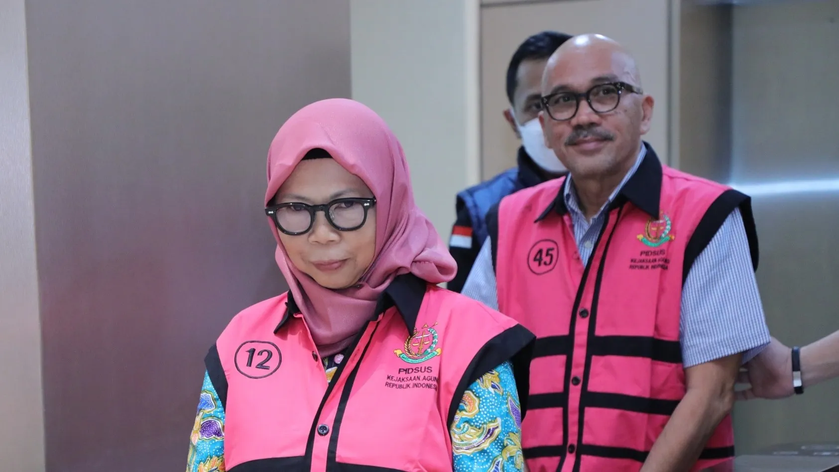 Jaksa Penyidik JAM PIDSUS saat menahan dua tersangka perkara digitalisasi pendidikan Kemendikbudristek