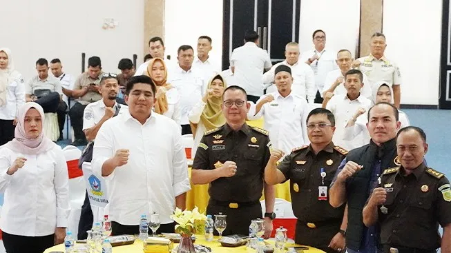 Bupati Bintan  Robi Kurniawan, S.P.W.K, Kepala Bidang Penerangan dan Penyuluhan Hukum, Dr. Aliansyah, S.H., M.H. serta jajaran Kejaksaan