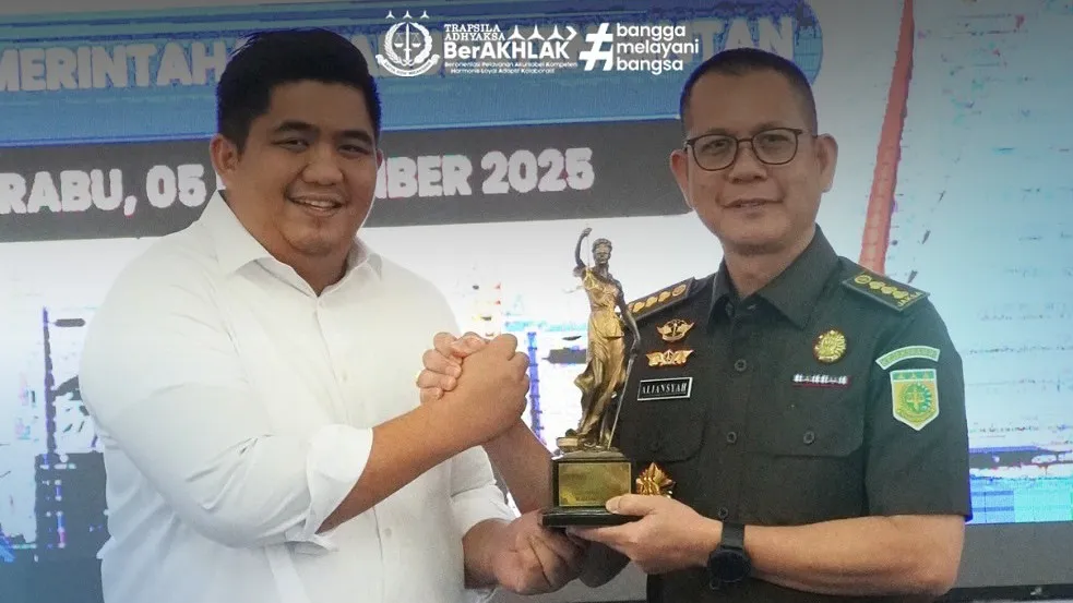 Bupati Bintan  Robi Kurniawan, S.P.W.K bersama Kepala Bidang Penerangan dan Penyuluhan Hukum, Dr. Aliansyah, S.H., M.H.