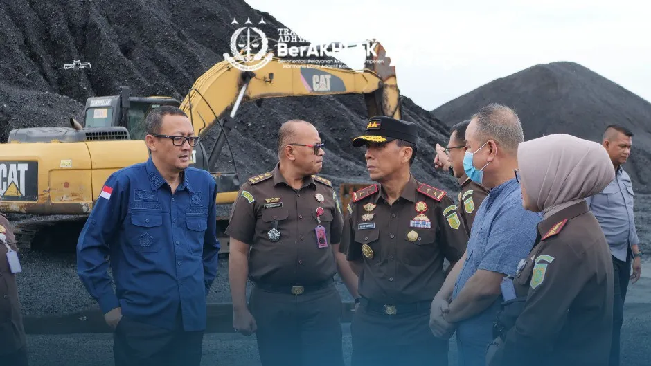 Kajati Bengkulu Victor Antonius Saragih Sidabutar mengecek lokasi stockpile dan workshop dalam perkara tambang batu bara