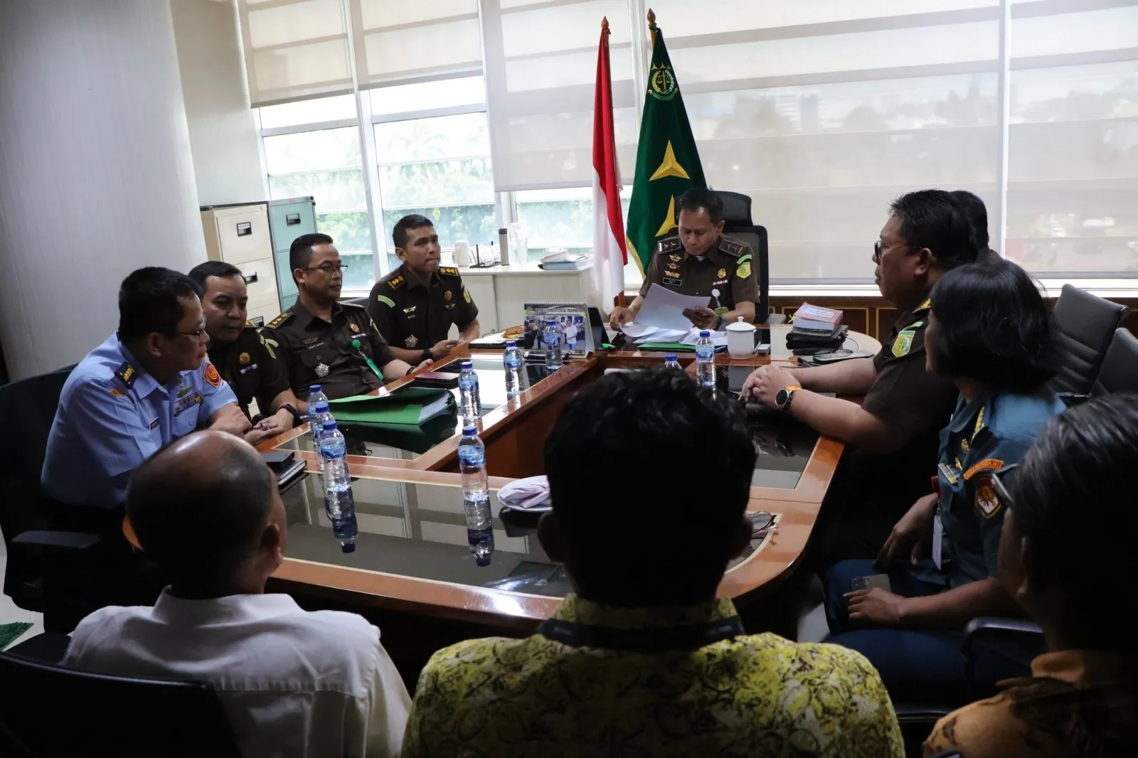 Tersangka dan Barang Bukti Perkara Dugaan Korupsi Satelit Kemhan Diserahkan ke Tim Penuntut Koneksitas