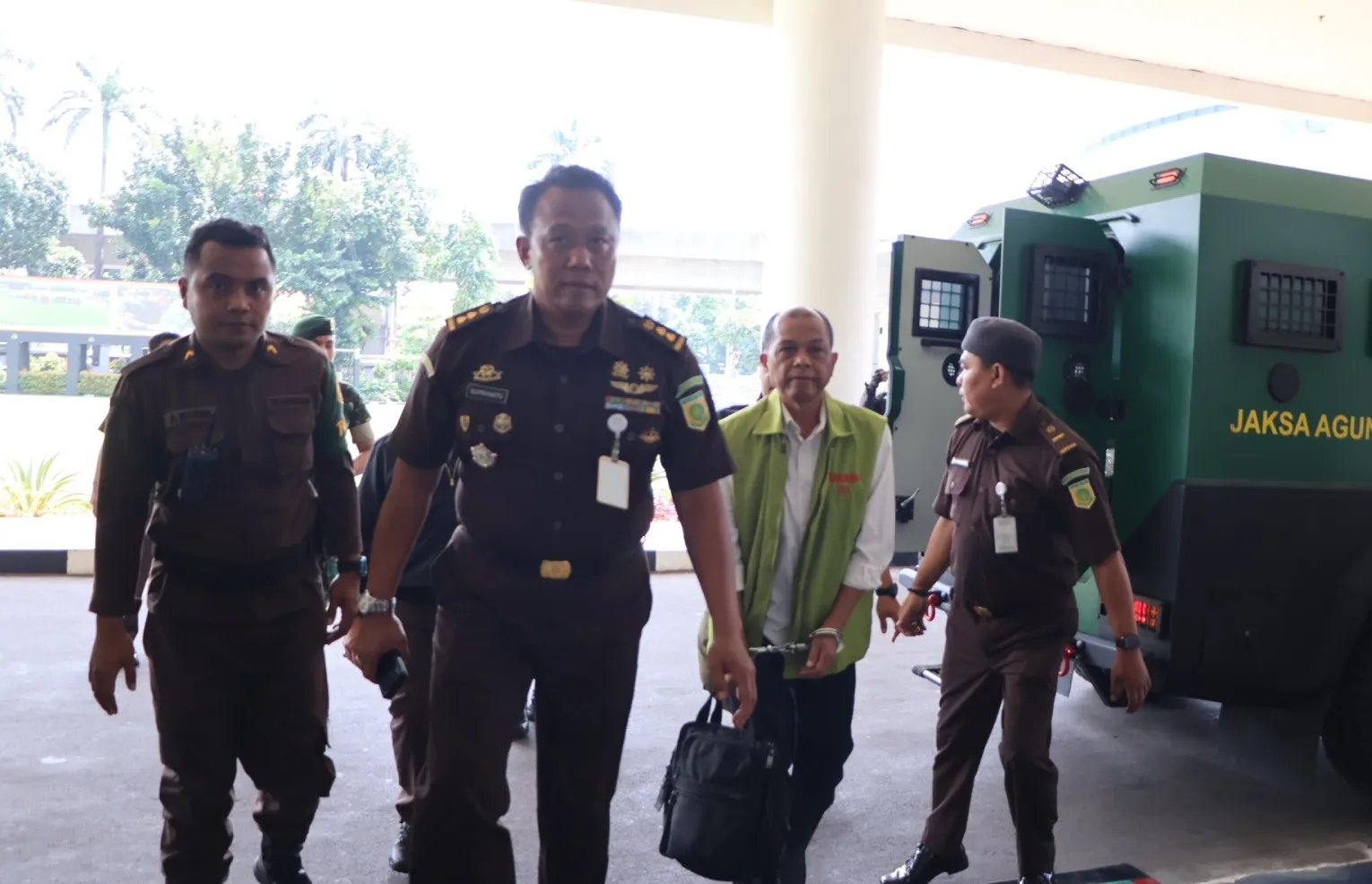 Tersangka dan Barang Bukti Perkara Dugaan Korupsi Satelit Kemhan Diserahkan ke Tim Penuntut Koneksitas