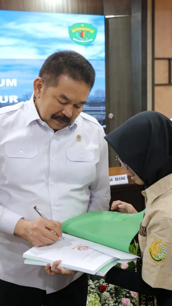 Jaksa Agung membubuhkan tandatangan pada makalah salah satu Duta Pelajar Sadar Hukum Kaltim