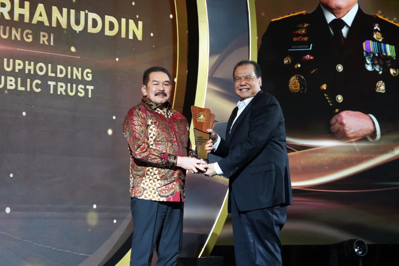 Jaksa Agung ST Burhanuddin menerima penghargaan CNBC Indonesia CGC Awards 2025 yang diserahkan Founder dan Chairman CT Corp, Chairul Tanjung