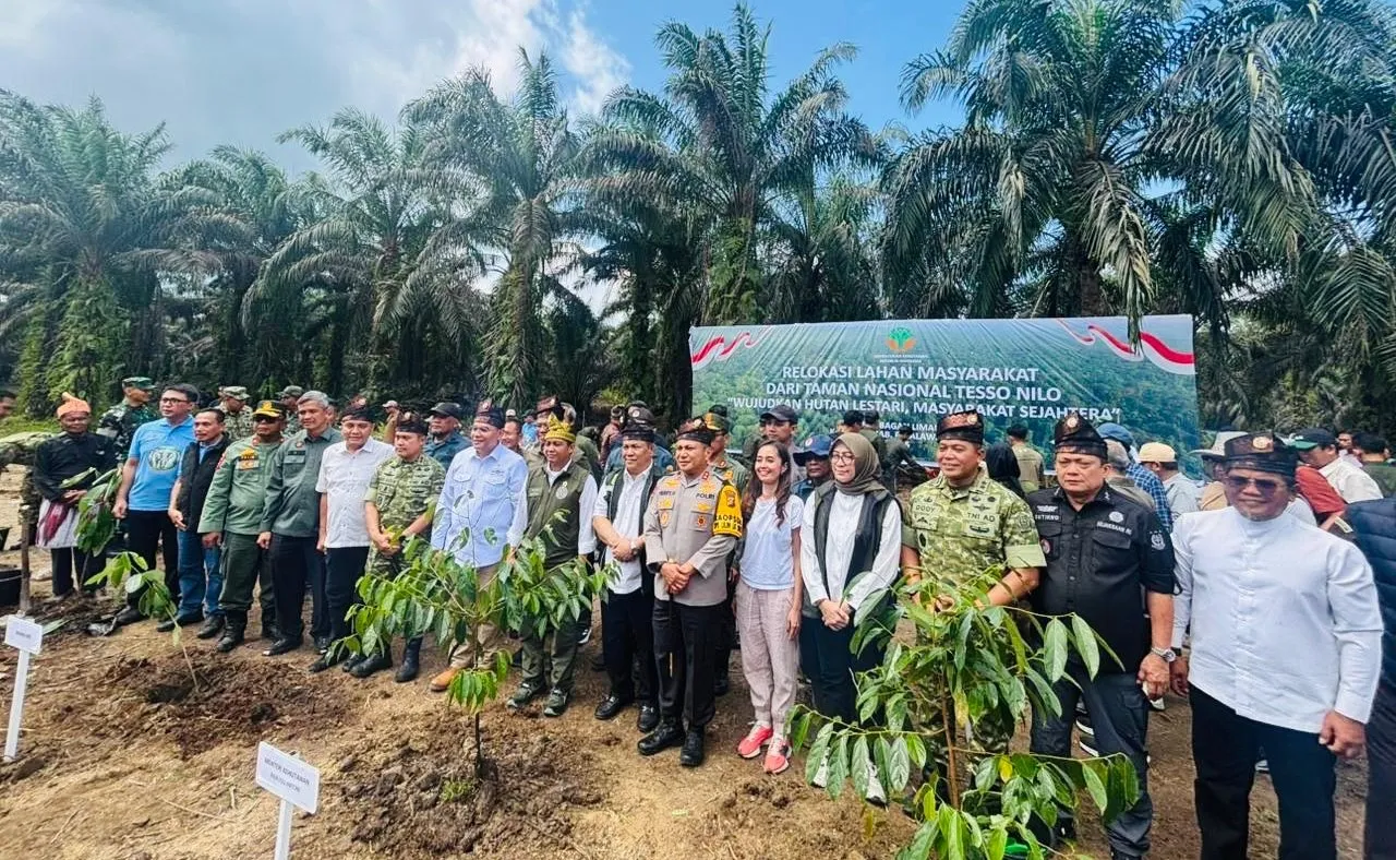 Serahkan SK HKm, Satgas PKH Relokasi Lahan Masyarakat di Taman Nasional Tesso Nilo Riau