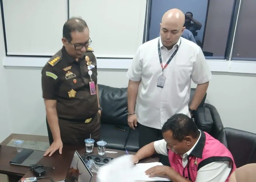 Tersangka P, mantan Kajari Enrekang jalanan penahanan di Rutan Salemba Cabang Kejagung