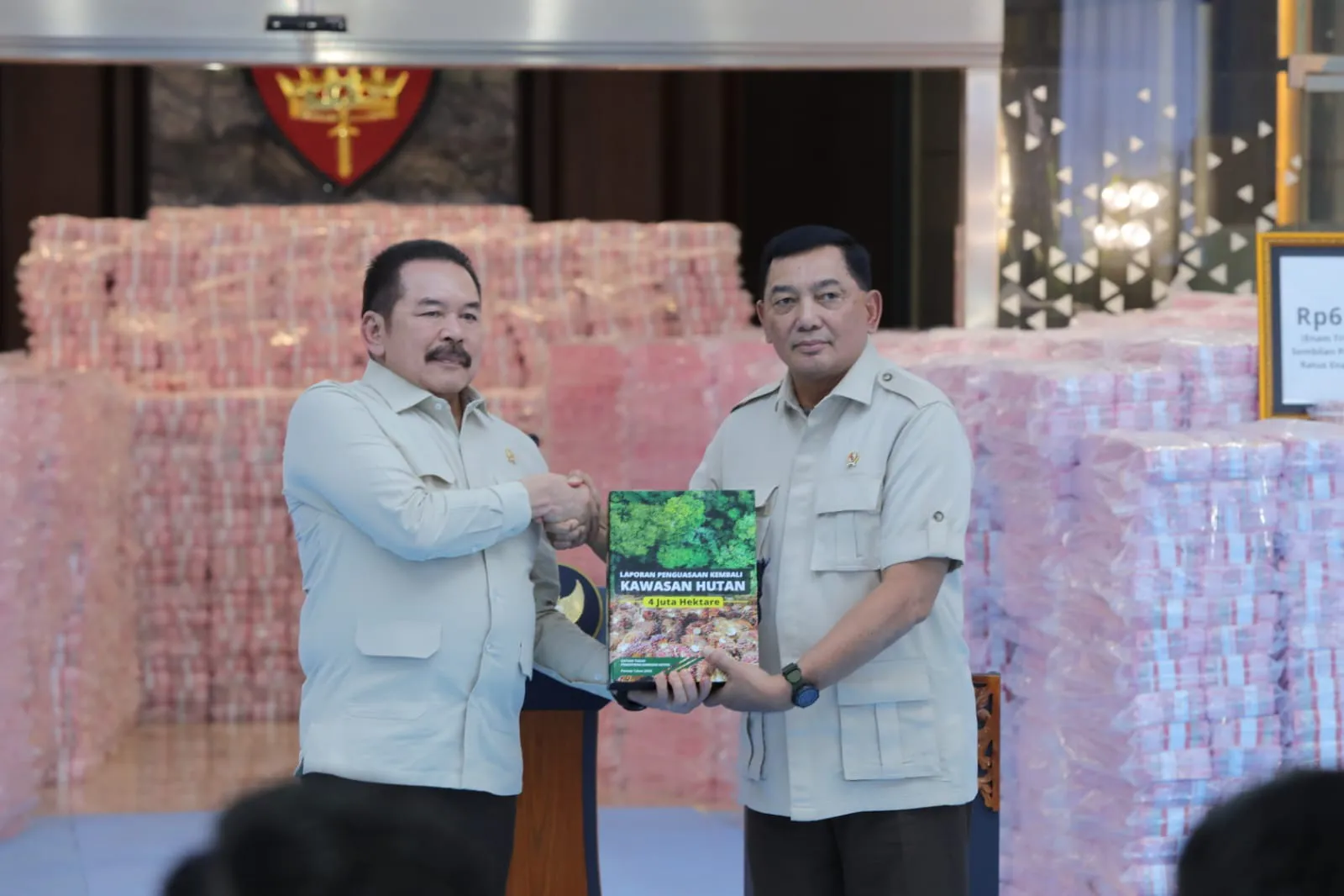 Jaksa Agung Serahkan 893.002,38 Ha Kawasan Hutan Hasil Penguasaan Kembali Satgas PKH dan Uang Kerugian Negara Rp 6,6 Triliun