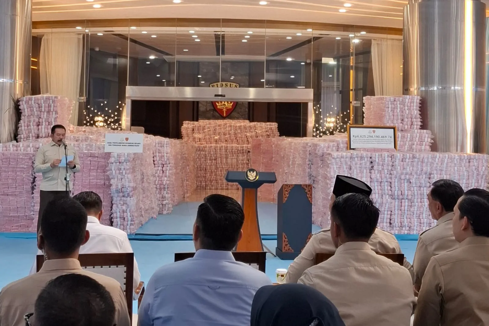 Jaksa Agung Serahkan 893.002,38 Ha Kawasan Hutan Hasil Penguasaan Kembali Satgas PKH dan Uang Kerugian Negara Rp 6,6 Triliun