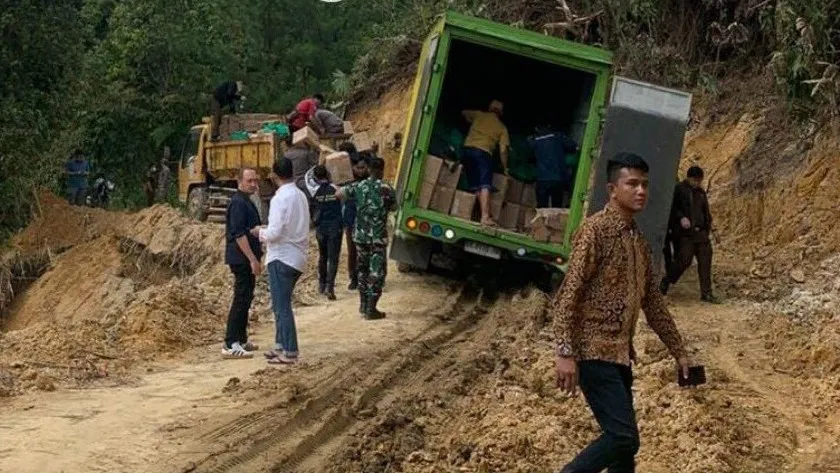 Truk pengangkut bantuan untuk korban banjir di Tapanuli Utara