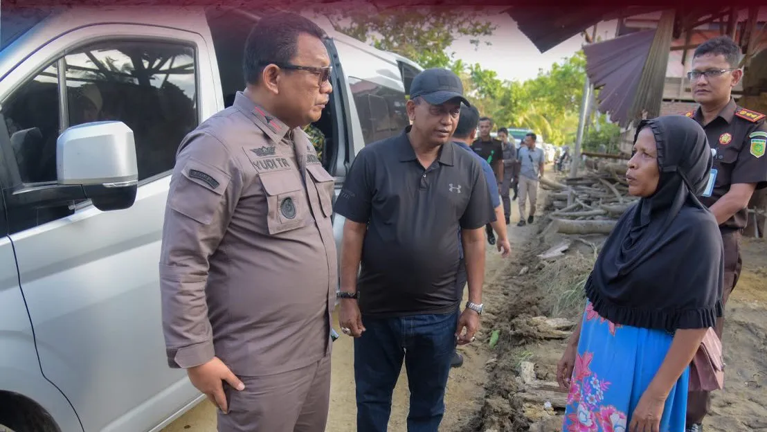 Kejati Aceh memberikan donasi untuk pegawai dan warga yang terdampak bencana banjir di Aceh